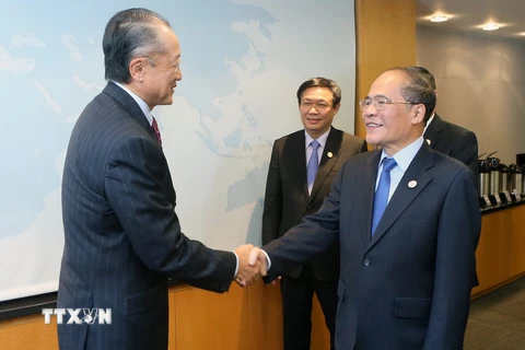 Chủ tịch Quốc hội Nguyễn Sinh Hùng gặp ông Jim Yong Kim, Chủ tịch WB. (Ảnh: Nhan Sáng/TTXVN)