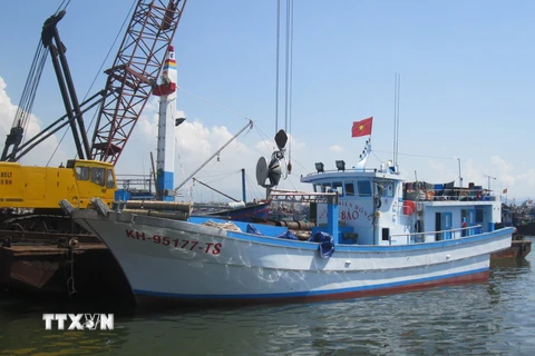 Chiếc tàu cá vỏ composite của ngư dân Khánh Hòa. (Ảnh: Nguyên Lý/TTXVN)