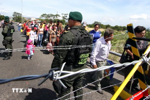 Binh sỹ gác tại cửa khẩu biên giới Venezuela-Colombia ở San Antonio de Tachira ngày 27/8. (Ảnh: AFP/TTXVN)