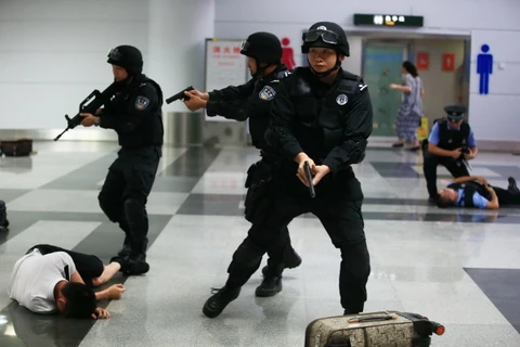 Cảnh sát Trung Quốc diễn tập chống khủng bố tại sân bay. (Ảnh: AFP)