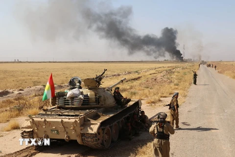Các binh sỹ người Kurd tấn công mục tiêu của IS ở Daqouq. (Ảnh: AFP/TTXVN)