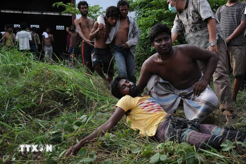 Người di cư tại khu vực lều tạm ở tỉnh Aceh, Indonesia ngày 15/5, sau khi được cứu sống khỏi bọn buôn người. (Ảnh: AFP/TTXVN)