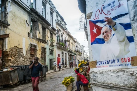 Tấm poster về chuyến thăm sắp tới của Giáo hoàng Francis tới Cuba. (Ảnh: AFP)