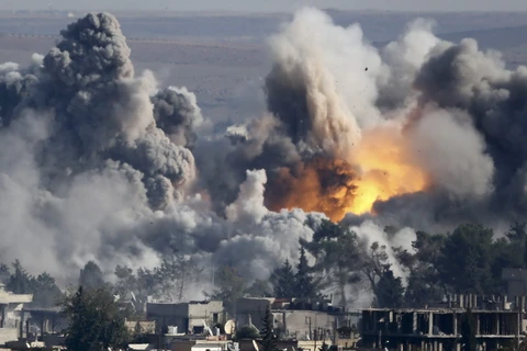 Một cuộc không kích do liên quân tiến hành vào vị trí của lực lượng IS. (Ảnh: Reuters)
