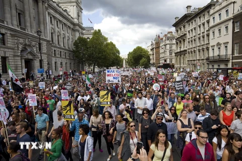 Tuần hành ủng hộ tiếp nhận người di cư tại London , Anh. (Ảnh: AFP/TTXVN)
