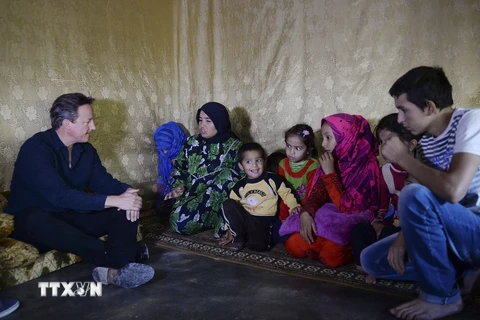 Thủ tướng Anh David Cameron thăm khu định cư cho người tị nạn Syria ở thung lũng Bekaa, Liban ngày 14/9. (Ảnh: AFP/TTXVN)