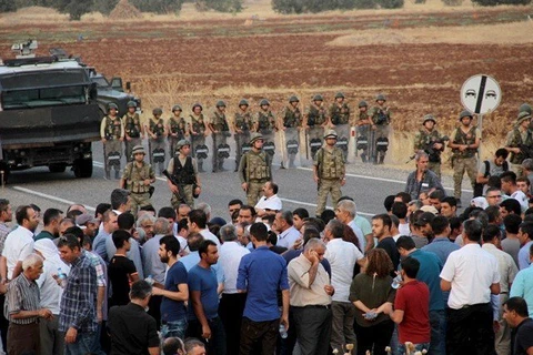 Binh sỹ Thổ Nhĩ Kỳ ngăn đoàn tuần hành ủng hộ người Kurd. (Ảnh: Reuters)