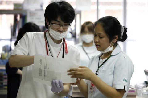 Một nữ y tá nước ngoài làm việc tại bệnh viện Nhật Bản. (Nguồn: japantimes.co.jp)