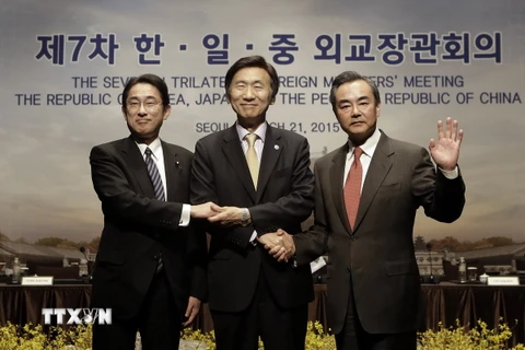 Ngoại trưởng Hàn Quốc, Nhật Bản và Trung Quốc tại cuộc gặp ba bên ngày 21/3. (Ảnh: AFP/TTXVN)