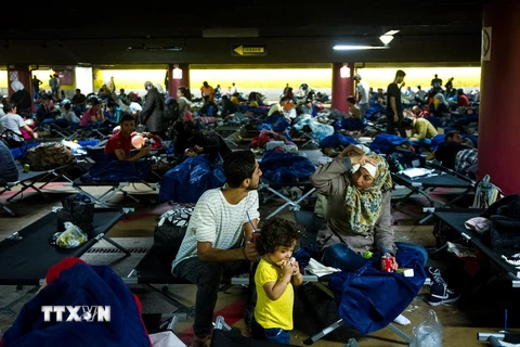 Người tị nạn tại nhà ga ở Salzburg, Đức, gần biên giới với Áo ngày 13/9. (Ảnh: THX/TTXVN)