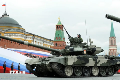 Xe tăng T-90 của Nga diễu binh trên quảng trường Đỏ. (Ảnh: AFP/TTXVN)