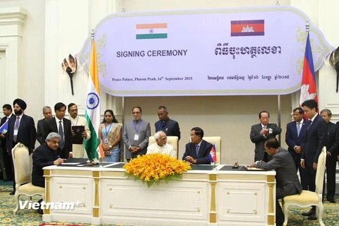 Lễ ký biên bản ghi nhớ hợp tác giữa hai nước Campuchia và Ấn Độ. (Ảnh: Xuân Khu/Vietnam+)