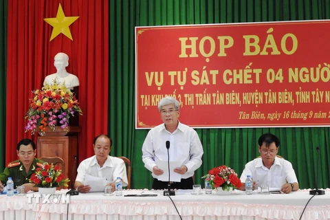 Chủ tịch UBND huyện Tân Biên, Nguyễn Văn Thông cung cấp thông tin cho báo chí. (Ảnh: TTXVN)