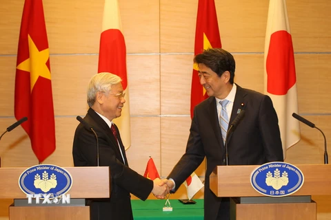 Tổng Bí thư Nguyễn Phú Trọng bắt tay Thủ tướng Nhật Bản Shinzo Abe sau khi kết thúc họp báo chung. (Ảnh: Trí Dũng/TTXVN)