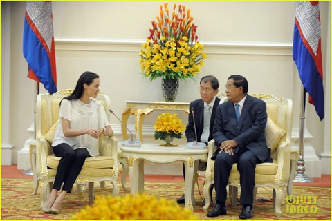 Thủ tướng Campuchia Hun Sen tiếp nữ diễn viên Angelina Jolie. (Ảnh: AFP)