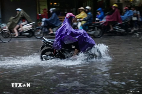 Tuyến phố Giang Văn Minh, Hà Nội bị ngập sau cơn mưa sáng 8/9. (Ảnh: Huy Hùng/TTXVN)