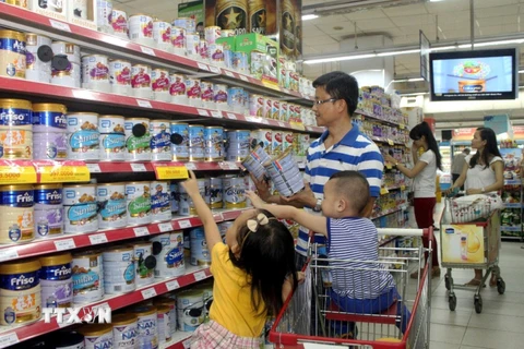 Người tiêu dùng chọn mua sản phẩm sữa tại hệ thống bán lẻ của Saigon Co.op. (Ảnh: Thanh Vũ/TTXVN)