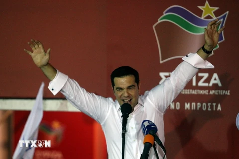 Lãnh đạo Đảng Syriza Alexis Tsipras phát biểu trước những người ủng hộ sau khi kết quả bầu cử được công bố tại thủ đô Athens ngày 20/9. (Ảnh: THX/TTXVN)
