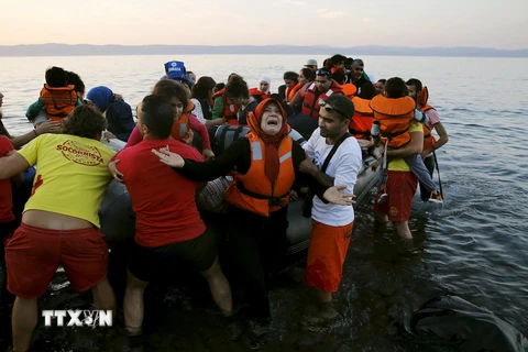 Người di cư tại đảo Lesbos của Hy Lạp được cứu sau vụ chìm thuyền ngày 19/9. (Ảnh: Reuters/TTXVN)