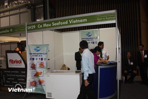Gian trưng bày sản phẩm của một doanh nghiệp thủy sản Việt Nam tại hội chợ Fine Food. (Ảnh: Khánh Linh/Vietnam+)
