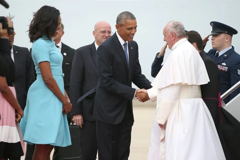 Tổng thống Mỹ Barack Obama cùng phu nhân đón chào Giáo hoàng Francis tại sân bay. (Ảnh: AP)