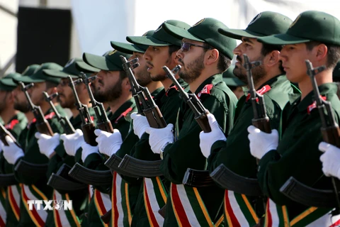 Quân đội Iran tham gia cuộc diễu binh ở Tehran. (Ảnh: REUTERS/TTXVN)