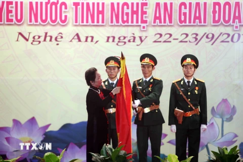 Phó Chủ tịch nước Nguyễn Thị Doan trao tặng Huân chương Lao động hạng Nhất của Chủ tịch nước cho Đảng bộ, Chính quyền, quân và dân tỉnh Nghệ An. (Ảnh: Thanh Tùng/TTXVN)