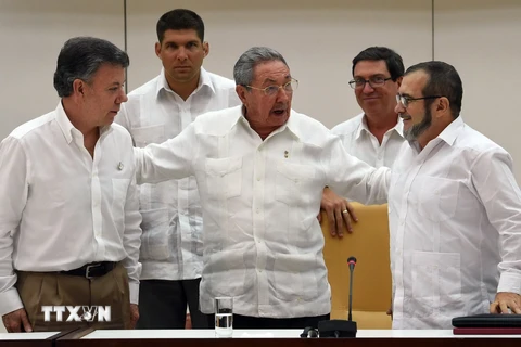 Tổng thống Colombia Juan Manuel Santos (trái), Thủ lĩnh FARC Timoleon Jimenez (phải) và Chủ tịch Cuba Raul Castro (giữa) tại vòng đàm phán thứ 40 ở Cuba. (Ảnh: AFP/TTXVN)