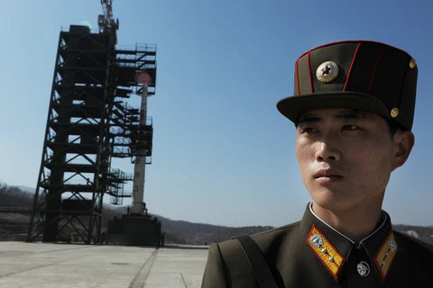 Binh sỹ Triều Tiên đứng gác tại bãi phóng tên lửa Sohae. (Ảnh: CNN)