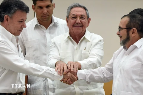 Tổng thống Colombia Juan Manuel Santos (trái), Thủ lĩnh FARC Timoleon Jimenez (phải) và Chủ tịch Cuba Raul Castro (giữa) tại vòng đàm phán thứ 40 ngày 23/9. (Ảnh: AFP/TTXVN)