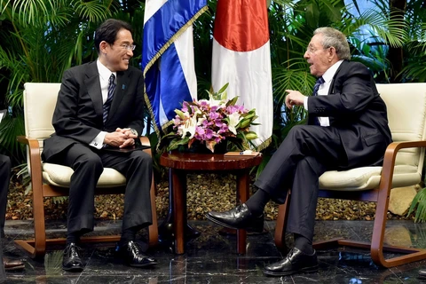 Ngoại trưởng Nhật Bản Fumio Kishida hội kiến Chủ tịch Cuba Raul Castro tại La Habana. (Ảnh: Kyodo)
