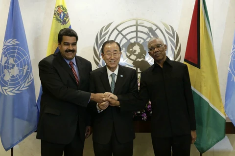 Tổng thống Venezuela Nicolas Maduro (trái), Tổng thư ký Liên hợp quốc Ban Ki-moon và Tổng thống Guyana David Granger. (Ảnh: EPA)
