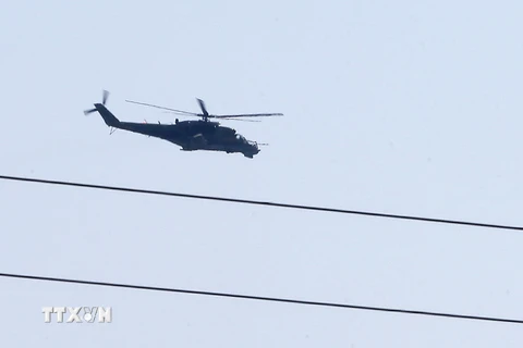 Máy bay trực thăng của Nga bay qua sân bay quốc tế Latakia, Syria ngày 24/9. (Ảnh: AFP/TTXVN)