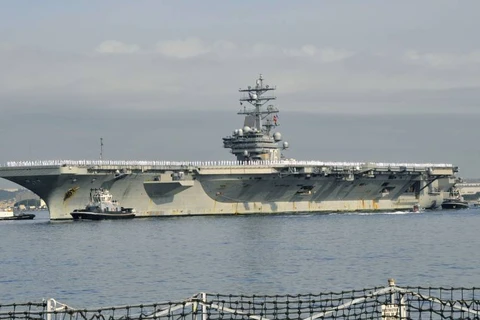 Tàu sân bay USS Ronald Reagan neo đậu tại căn cứ Hải quân Yokosuka. (Ảnh: Kyodo)