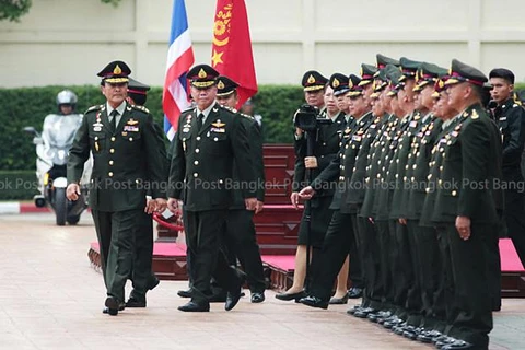 Đại tướng Udomdej Sitabutr (trái) tại buổi lễ bàn giao cho Tư lệnh Lục quân mới của Thái Lan, Đại tướng Thirachai Nakwanich. (Ảnh: Bangkok Post)