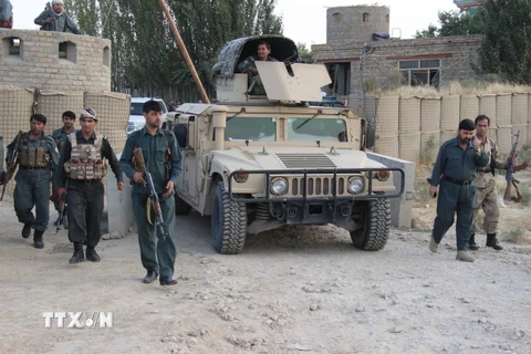 Lực lượng an ninh Afghanistan làm nhiệm vụ trong cuộc giao tranh với phiến quân Taliban gần sân bay ở ngoại ô thành phố Kunduz ngày 29/9. (Ảnh: AFP/TTXVN)