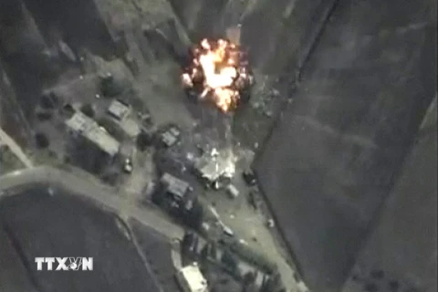 Các vụ không kích của không quân Nga nhằm vào các mục tiêu dưới mặt đất của IS tại vùng núi ở Syria ngày 30/9. (Ảnh: Reuters/TTXVN)