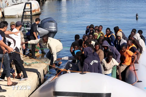 Những người di cư được lực lượng bảo vệ bờ biển Libya giải cứu. (Ảnh: AFP/TTXVN)