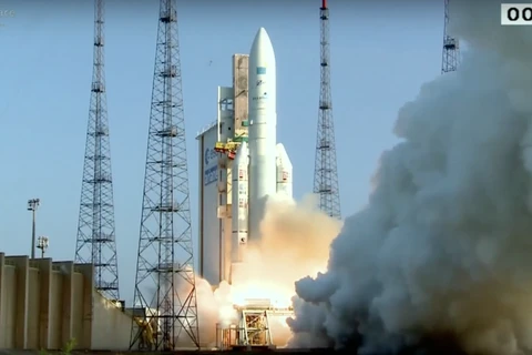Tên lửa đấy Ariane 5 mang theo vệ tinh Arsat 2 được phóng tại bãi phóng Kourou. (Nguồn: spacenews.com)