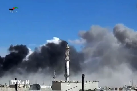 Khói bốc lên từ các cuộc không kích tại thị trấn Talbisseh, tỉnh Homs, Syria ngày 30/9. (Ảnh: AFP/TTXVN)