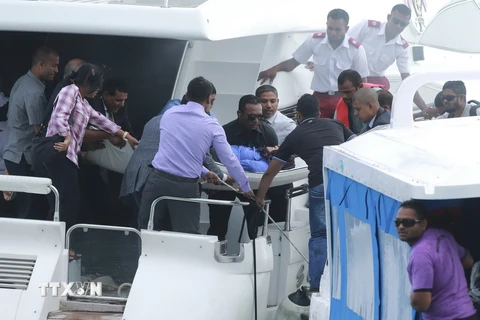 Một phụ nữ bị thương trong vụ nổ trên chiếc xuồng cao tốc chở Tổng thống Abdulla Yameen hôm 28/9. (Ảnh: Reuter/TTXVN)