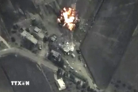 Các vụ không kích của không quân Nga vào các mục tiêu dưới mặt đất của IS tại vùng núi ở Syria ngày 30/9. (Ảnh: Reuters/TTXVN)