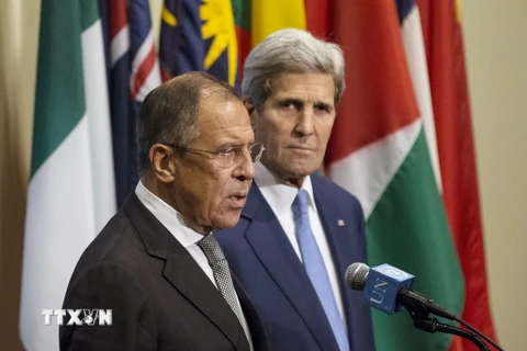 Ngoại trưởng Nga Sergei Lavrov (trái) và Ngoại trưởng Mỹ John Kerry phát biểu sau cuộc gặp bên lề Hội đồng Bảo an Liên hợp quốc. (Ảnh: Reuters/TTXVN)
