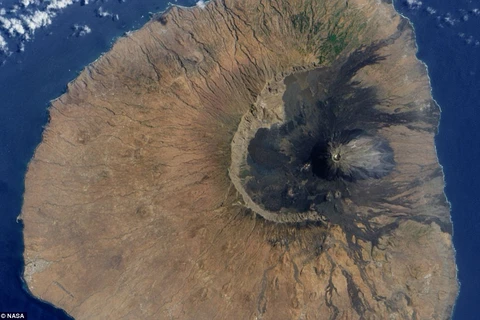 Sườn phía Tây của núi lửa Fogo bị sạt lở nghiêm trọng, có thể là nguyên nhân gây ra một trận siêu sóng thần. (Ảnh: NASA)