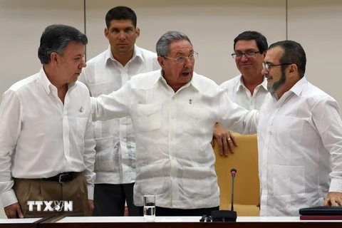 Tổng thống Colombia Juan Manuel Santos (trái), Thủ lĩnh FARC Timoleon Jimenez (phải) và Chủ tịch Cuba Raul Castro (giữa) tại vòng đàm phán thứ 40 ngày 23/9. (Ảnh: AFP/TTXVN)