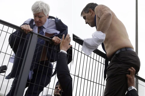 Hai lãnh đạo Air France phải trèo rào để trốn đám đông biểu tình quá khích. (Ảnh: Getty Images)