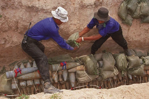 Campuchia phá hủy các loại bom mìn còn sót lại sau chiến tranh. (Nguồn: phnompenhpost.com)