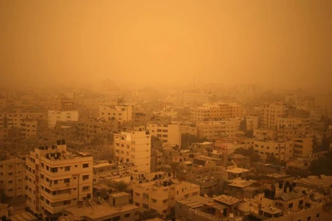 Thành phố Gaza chìm trong trận bão cát bất thường. (Ảnh: AFP)