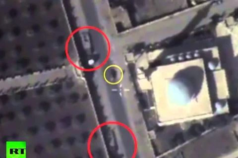 Ảnh chụp lực lượng IS cất giấu vũ khí trong một thánh đường Hồi giáo. (Nguồn: RT)