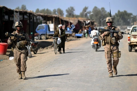 Binh sỹ thủy quân lục chiến Mỹ tuần tra tại Afghanistan. (Ảnh: AFP)